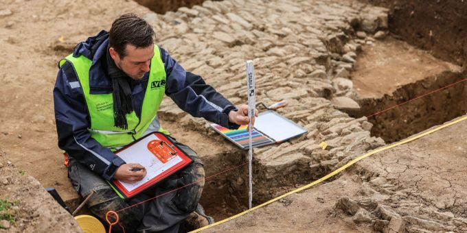 Ein Archäologe kartographiert im Frühjahr 2023 nach Grabungen in Xanten die Mauern eines römischen Gebäudes nahe dem ehemaligen Legionslagers Vetera Castra. Grabungen