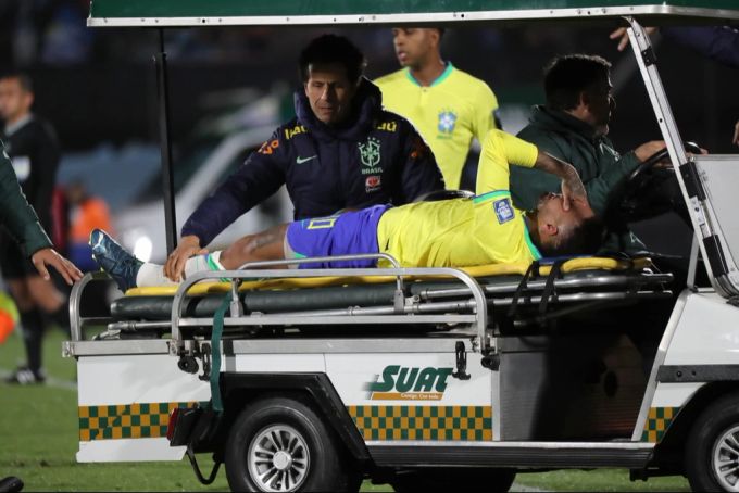 Da kann auch der verletzte Neymar nicht helfen: Brasiliens Fussball hat derzeit Probleme. Neymar