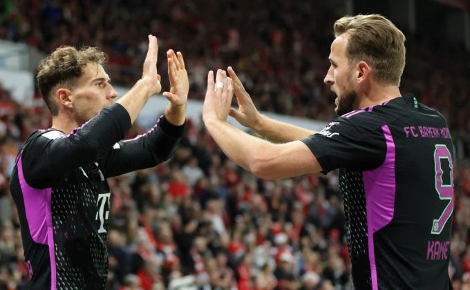 Leon Goretzka mit Harry Kane beim 3:1 Heimerfolg gegen Mainz. Leon Goretzka Bayern München.