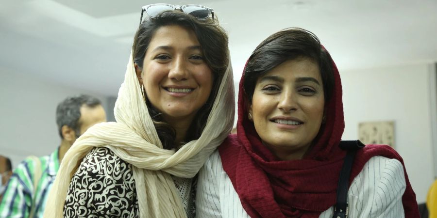 Die Journalistinnen Nilufar Hamedi (l) und Elaheh Mohammadi (r). Die Frauen sind im Zusammenhang mit den landesweiten Protesten im vergangenen Jahr zu langen Haftstrafen verurteilt worden.