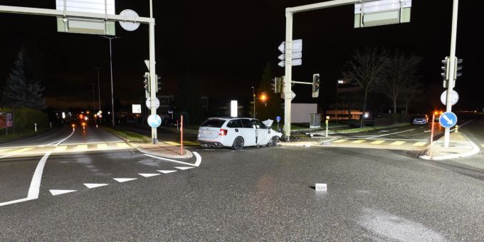 Verletzt - Autofahrer knallt in Hinwil ZH gegen Lichtsignalanlage