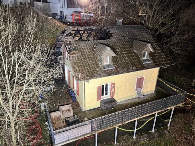 Die Kantonspolizei hat die Ermittlungen zum Brand aufgenommen. Schaden nach Brand