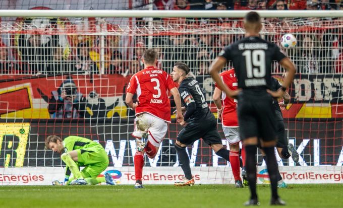 Augsburgs Ermedin Demirovic (Mitte) verwandelt den Penalty zur Führung gegen Union Berlin. Ermedin Demirovic