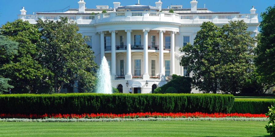 Das Weisse Haus in Washington mit Wasserfontäne und blauem Himmel