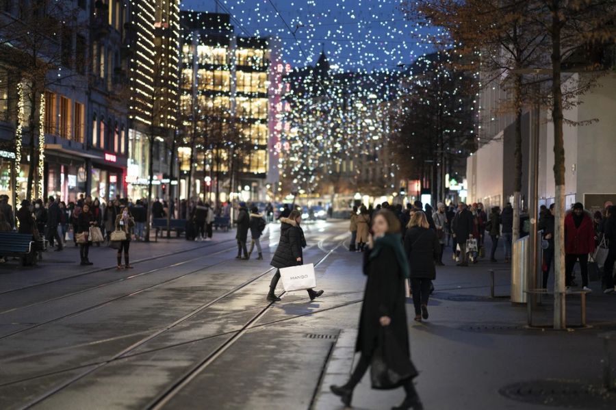 «Lucy» beleuchtet die beliebte Bahnhofstrasse in Zürich.