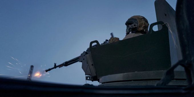 Ein ukrainischer Soldat während eines Gefechts in Awdijiwka. Ein ukrainischer Soldat während eines Gefechts in Awdijiwka.