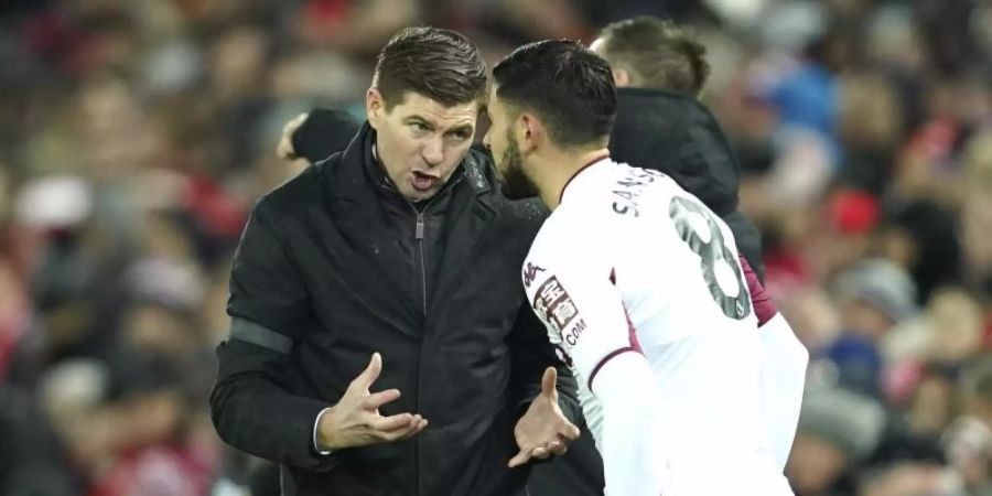 Im Team von Aston Villas Trainer Steven Gerrard (l) gibt es mehrere Corona-Fälle. Foto: Jon Super/AP/dpa