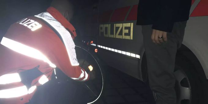 Im Strassenverkehr rechtzeitig gesehen zu werden, kann Unfälle verhindern. Kantonspolizei Schwyz