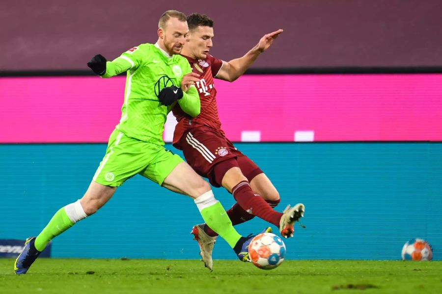 Der Münchner Verteidiger Benjamin Pavard (r.) im Duell mit Wolfsburgs Maximilian Arnold (l.).