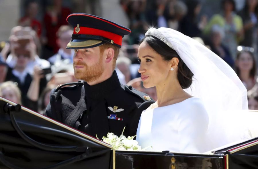 Herzogin Meghan Markle und Prinz Harry  in der Kutsche.