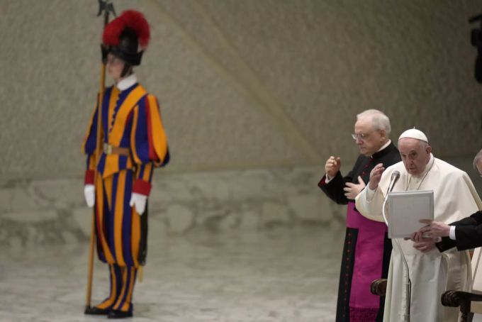 Im Vatikan macht man mit Impfverweigerern einen kurzen Prozess. Papst Franziskus, rechts, erteilt seinen Segen am Ende seiner wöchentlichen Generalaudienz in der Halle Paul VI. im Vatikan, Mittwoch, 10. November 2021. Vatikan Papst