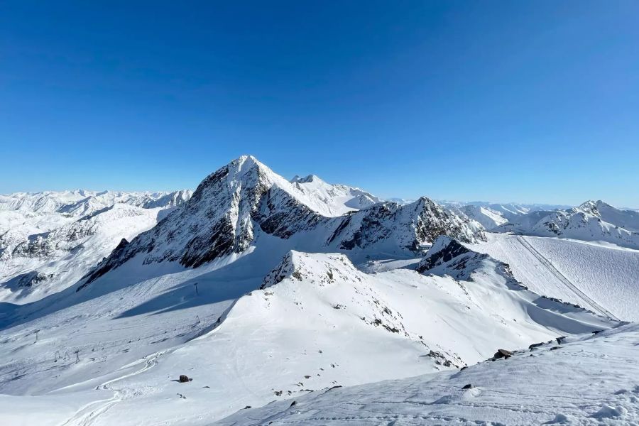 Gletschergipfel im Berggebiet mit Schnee