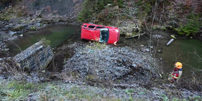 Eine 21-Jährige landete nach einem Selbstunfall im Simmibach. Gams SG