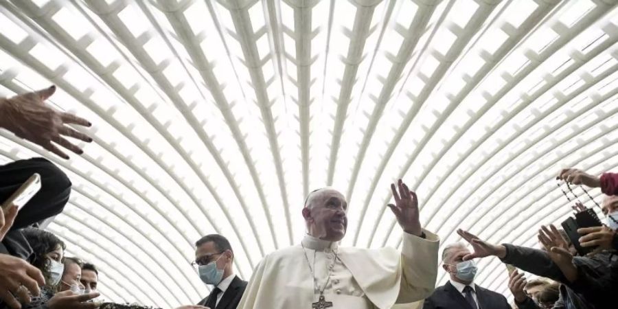 Papst Franziskus hat jetzt ein Trikot von Lionel Messi. Foto: Vatican Media/ANSA via ZUMA Press/dpa