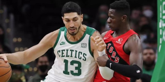 Celtics-Profi Enes Kanter (l) postet gegen den deutschen Nationalspieler Isaac Bonga auf. Foto: Michael Dwyer/AP/dpa Celtics-Profi Enes Kanter (l) postet gegen den deutschen Nationalspieler Isaac Bonga auf. Foto: Michael Dwyer/AP/dpa