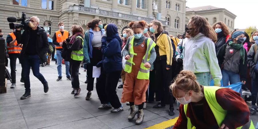 Demonstranten tanzen vor dem Bundeshaus.