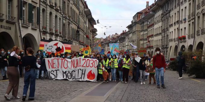 «Netto Null» sei möglich, steht auf einem Plakat. klimastreik