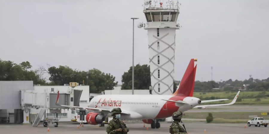 Soldaten sind nach Bombenexplosionen auf dem Flughafen Camilo Daza im Einsatz. Bei den zwei Explosion sind drei Menschen ums Leben gekommen. Das ging aus einem Tweet der Polizei Kolumbiens am Dienstag hervor. Foto: Juan Pablo Cohen/colprensa/dpa