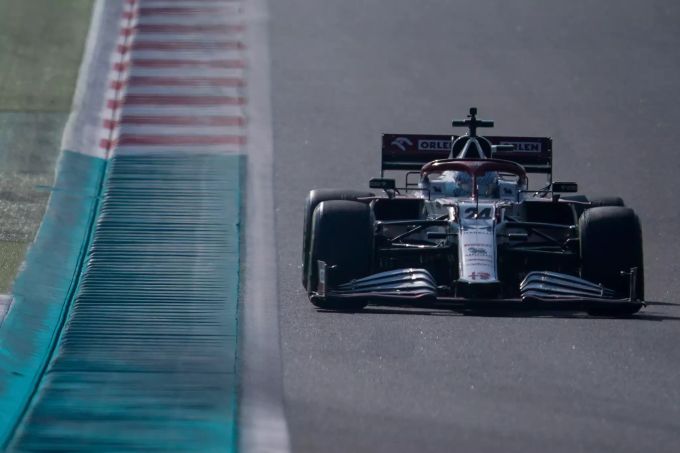 Guanyu Zhou (Alfa-Sauber) bei den Testfahrten der Formel 1 in Abu Dhabi. Guanyu Zhou Alfa-Sauber