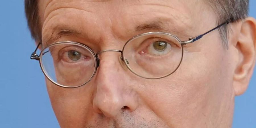 Karl Lauterbach (SPD), Bundesminister für Gesundheit, spricht während einer Pressekonferenz zur aktuellen Corona-Lage. Foto: Kay Nietfeld/dpa