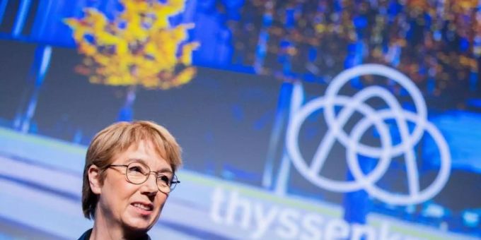 Martina Merz, Vorstandsvorsitzende von Thyssenkrupp, kommt zur Bilanzpressekonferenz des Konzerns. Foto: Rolf Vennenbernd/dpa Martina Merz, Vorstandsvorsitzende von Thyssenkrupp, kommt zur Bilanzpressekonferenz des Konzerns. Foto: Rolf Vennenbernd/dpa