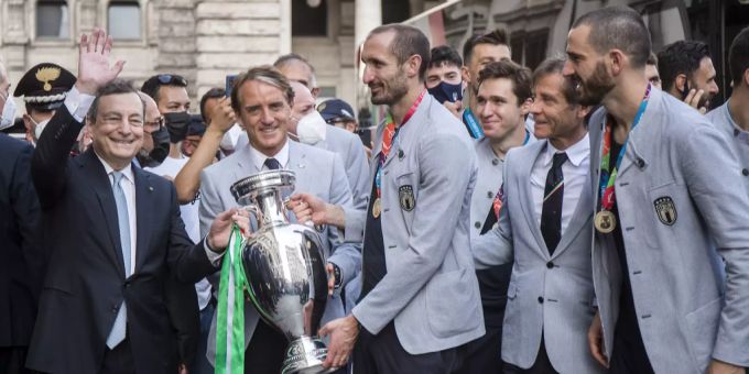 Roberto Mancini hält die EM-Trophäe. Nun will er mit dem Weltmeistertitel nachlegen. WM 2022 Roberto Mancini