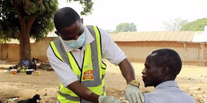 Ein kommunaler Gesundheitshelfer verabreicht einem Mann in Nigeria den Corona-Impfstoff. Foto: Gbemiga Olamikan/AP/dpa Ein kommunaler Gesundheitshelfer verabreicht einem Mann in Nigeria den Corona-Impfstoff. Foto: Gbemiga Olamikan/AP/dpa