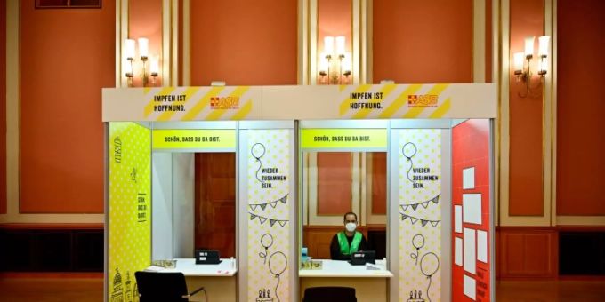 Kinder-Impfstation im Berliner Roten Rathaus Kinder-Impfstation im Berliner Roten Rathaus