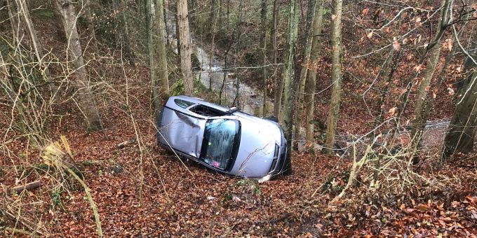 Beim Unfall wurden zwei Personen verletzt.