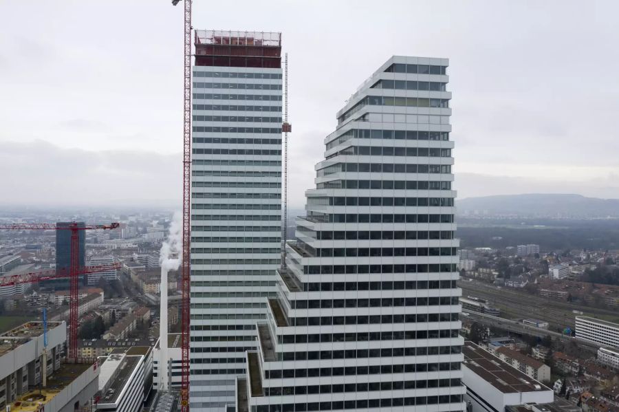 Der sich im Bau befindliche Roche-Turm (Bau 2), links, und der Roche-Turm (Bau 1), fotografiert mit einer Drohne im März 2021 in Basel. Foto: Gaetan Bally