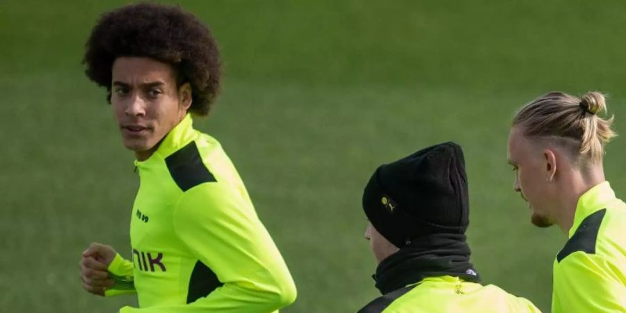 Axel Witsel (l) soll von Juventus umworben sein. Foto: Bernd Thissen/dpa