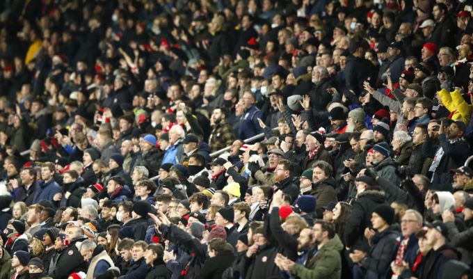 Die meisten Fans von Brentford sind ohne Maske unterwegs. Brentford
