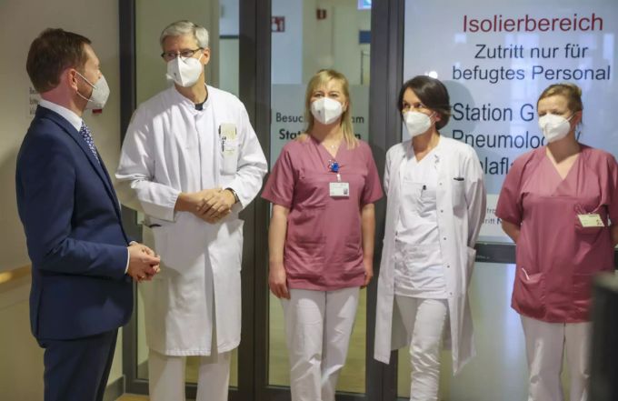 Pneumologe Hubert Wirtz (zweiter von links) behandelt Patienten mit Corona auf der Uniklinik in Leipzig. Coronavirus