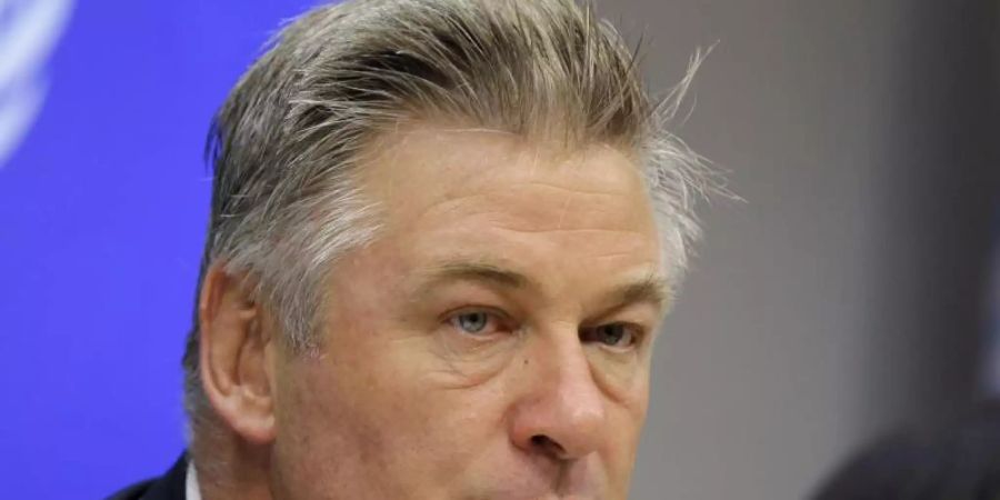 Schauspieler Alec Baldwin bei einer Pressekonferenz im Hauptquartier der Vereinten Nationen. Nach dem Tod einer Kamerafrau bei einem Filmdreh hat Hollywood-Star Alec Baldwin erstmals öffentlich Fragen zu dem Vorfall beantwortet. Foto: Seth Wenig/AP/dpa