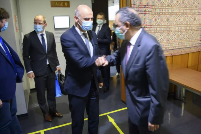 Bundesrat Alain Berset (Mitte) begrüsst WHO-Generaldirektir Tedros Adhanom Ghebreyesus mit Ellbogencheck am WHO-Hauptsitz in Genf. Alain Berset Ghebreyesus WHO