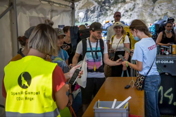 Festivalbesucher zeigen am Openair Gampel ihr Covid-Zertifikat, welches durch das Covid-19-Gesetz geregelt wird. Covid-19-Gesetz