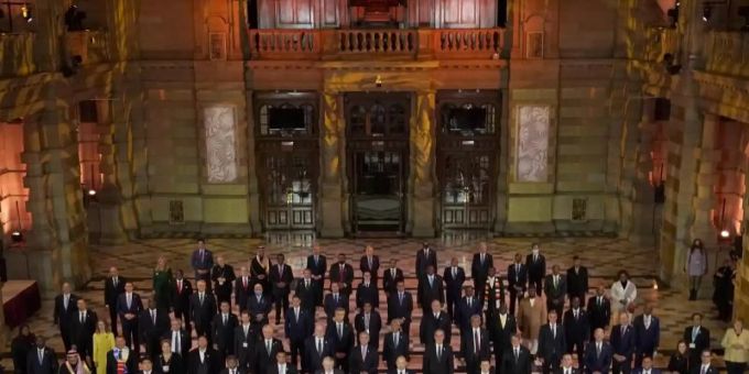 Die Staats- und Regierungschefs der Welt stellen sich während des Abendempfangs zur Eröffnung des UN-Klimagipfels COP26 für ein Gruppenfoto auf. Foto: Alberto Pezzali/AP pool/dpa Die Staats- und Regierungschefs der Welt stellen sich während des Abendempfangs zur Eröffnung des UN-Klimagipfels COP26 für ein Gruppenfoto auf. Foto: Alberto Pezzali/AP pool/dpa