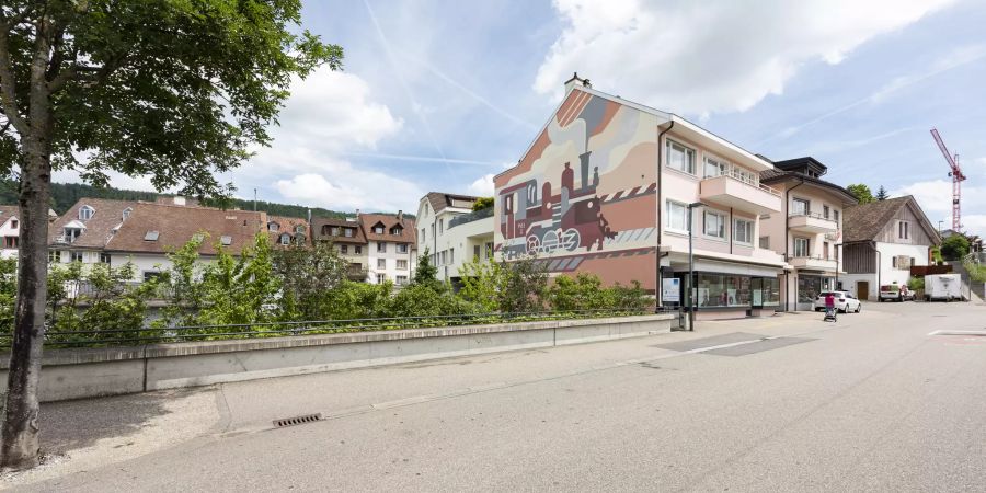 Ein Geschäftshaus mit Wandmalerei der Waldenburger Dampflokomotive Nr. 5. in Liestal.