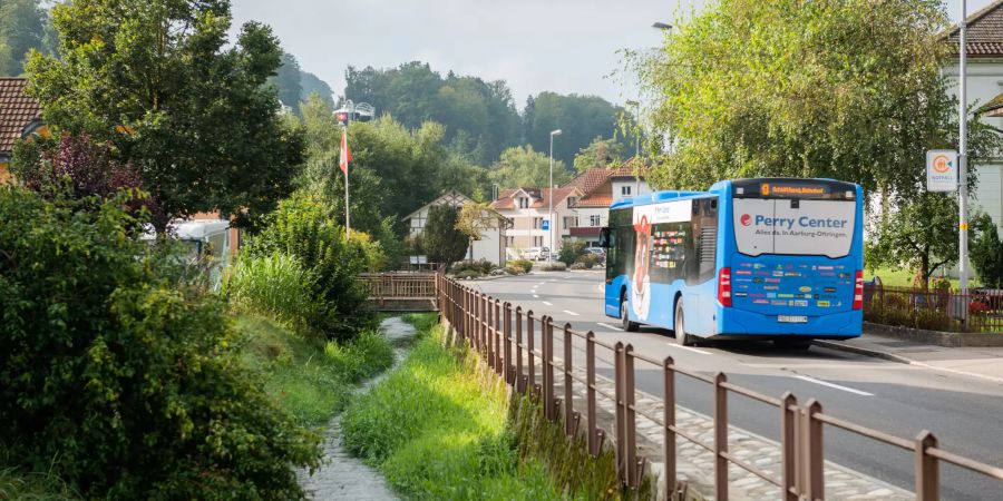 Busdurchfahrt auf der Dorfstrasse in Uerkheim.