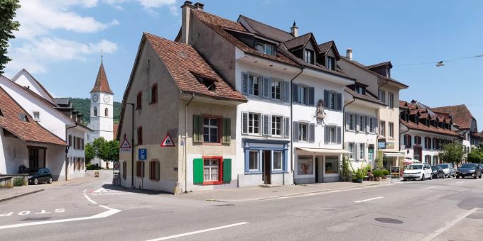 Die belebte Hauptstrasse in Sissach mit kleinen Geschäften, Cafés. Die belebte Hauptstrasse in Sissach mit kleinen Geschäften, Cafés.