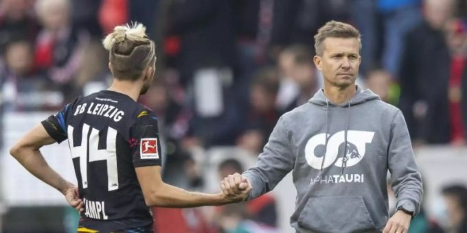 Leipzigs Trainer Jesse Marsch (r) bedankt sich nach dem Spiel mit Handschlag bei Kevin Kampl. Foto: Tom Weller/dpa Leipzigs Trainer Jesse Marsch (r) bedankt sich nach dem Spiel mit Handschlag bei Kevin Kampl. Foto: Tom Weller/dpa
