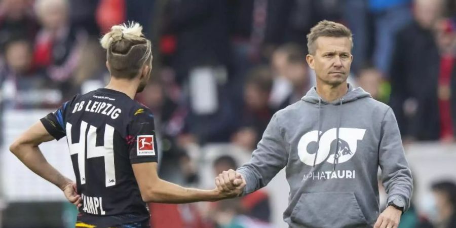 Leipzigs Trainer Jesse Marsch (r) bedankt sich nach dem Spiel mit Handschlag bei Kevin Kampl. Foto: Tom Weller/dpa