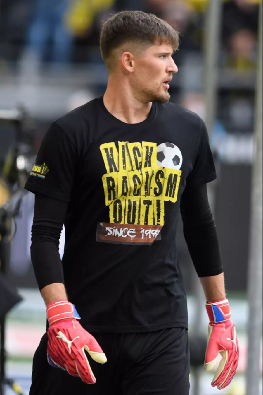 Gregor Kobel trägt beim Einspielen ein «Kick Racism Out»-Trikot.