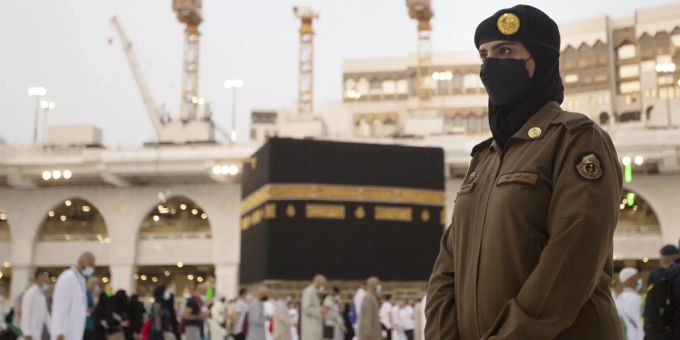 Eine saudi-arabische Polizistin steht an der Kaaba in Mekka Wache. (Symbolbild) Saudi-Arabien Formel 1