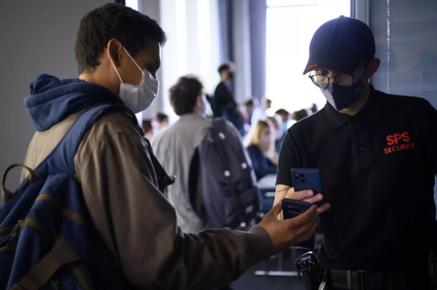 Studenten der Universität Lausanne zeigen ihr digitales Covid-Zertifikat.