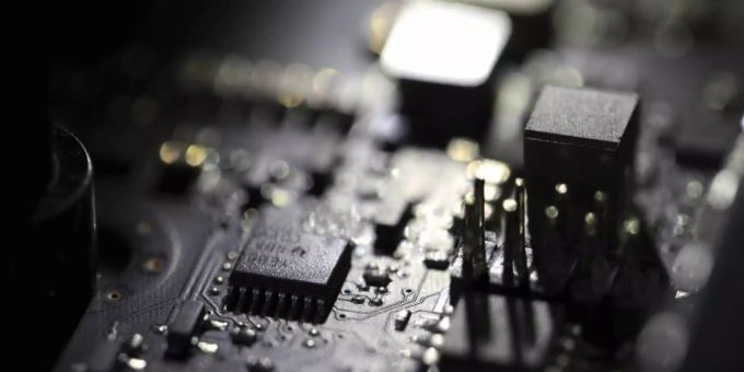 Blick in einen Computer. Die Branche hat mit einer ausgeprägten Chip-Knappheit zu kämpfen. Foto: Jenny Kane/AP/dpa Blick in einen Computer. Die Branche hat mit einer ausgeprägten Chip-Knappheit zu kämpfen. Foto: Jenny Kane/AP/dpa