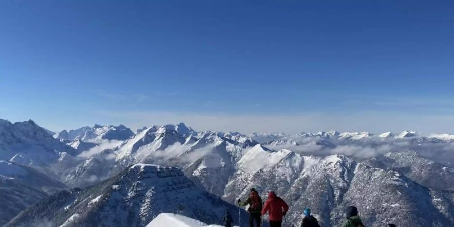 Weite Sicht, Schnee und frische Bergluft: Hauptmotiv für Wintersporturlaub ist laut einer Umfrage demnach das «Naturerleben». Foto: Carsten Hoefer/dpa/Archivbild