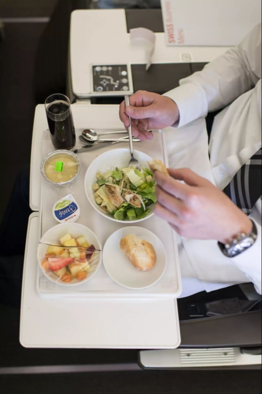 Ein Flugzeug-Passagier beim Essen.