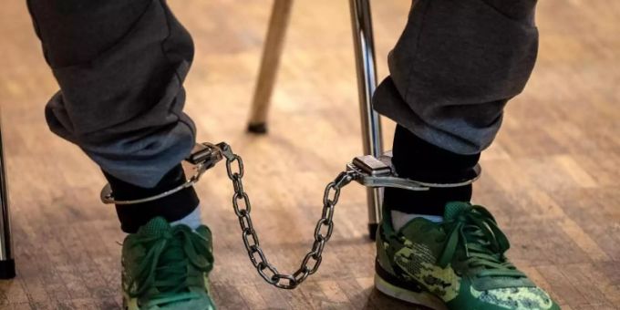Einer der Angeklagten im Mordprozess sitzt in der Stadthalle. Foto: Sina Schuldt/dpa Einer der Angeklagten im Mordprozess sitzt in der Stadthalle. Foto: Sina Schuldt/dpa