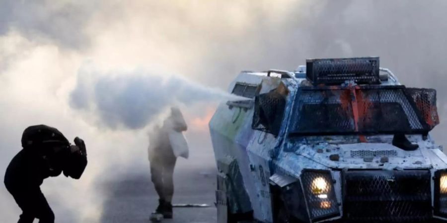 Konfrontation zwischen Demonstranten und der chilenischen Polizei. Foto: Uncredited/AP/dpa